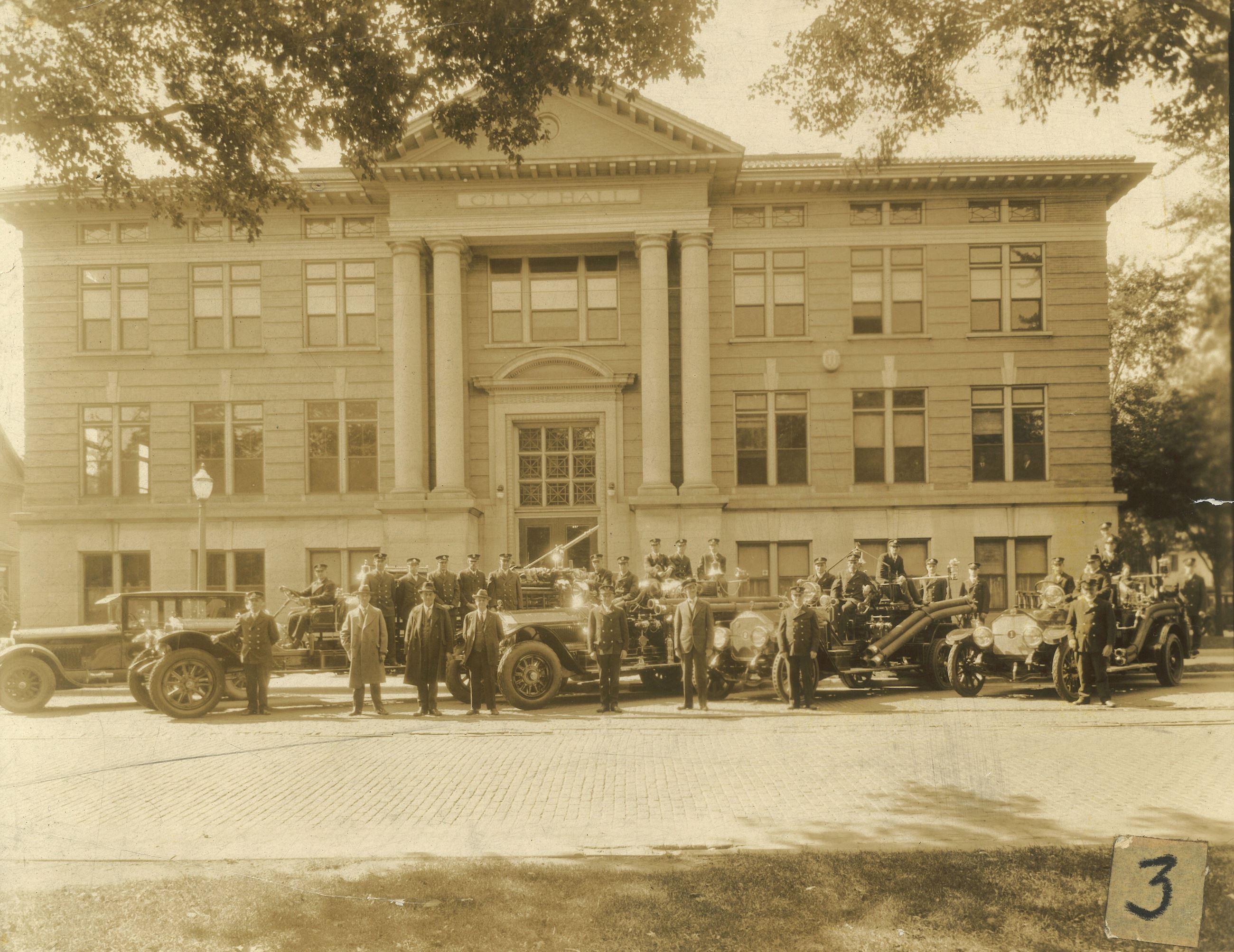 Old photo of front of Holland City Hall building