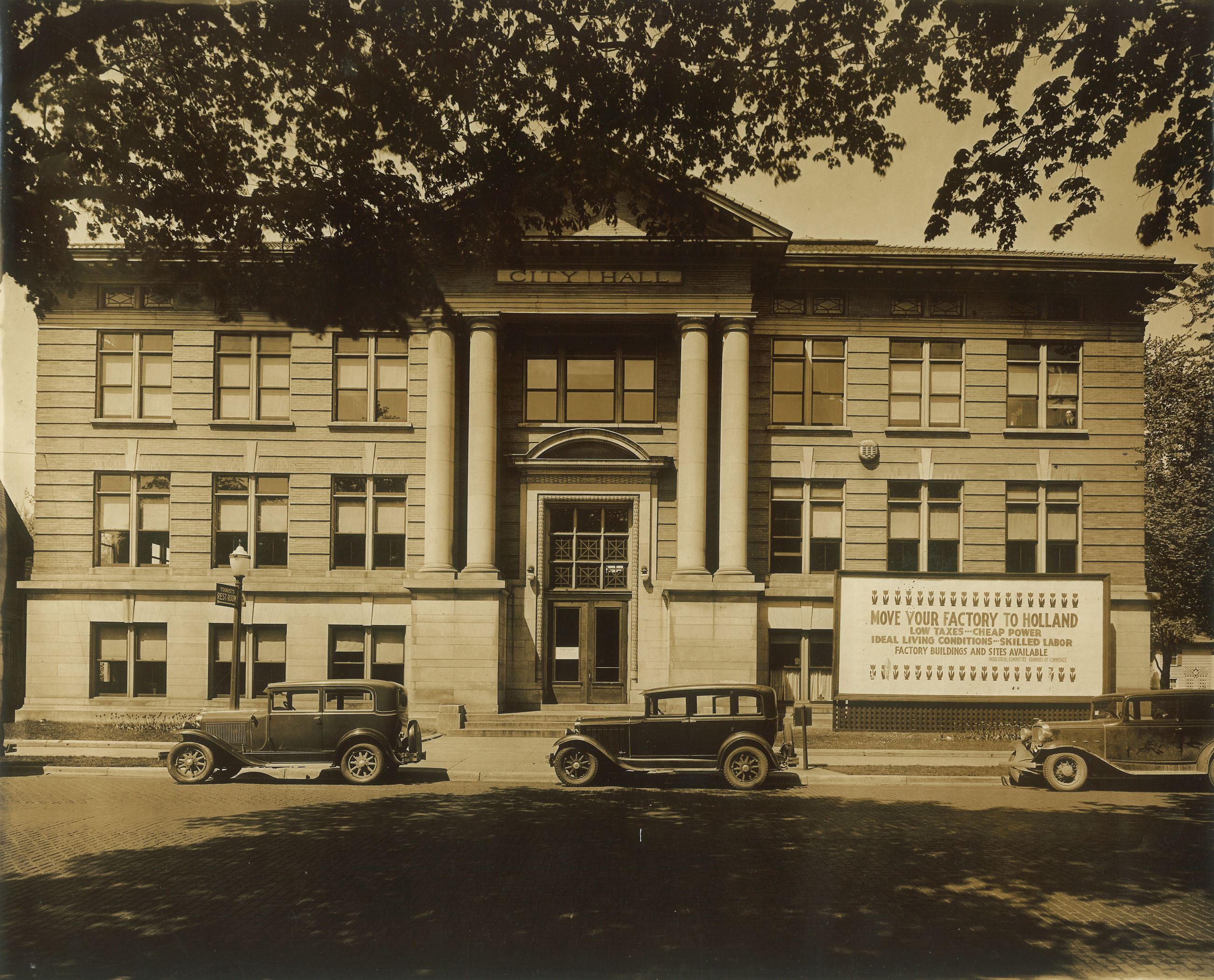 Old photo of front of Holland City Hall building